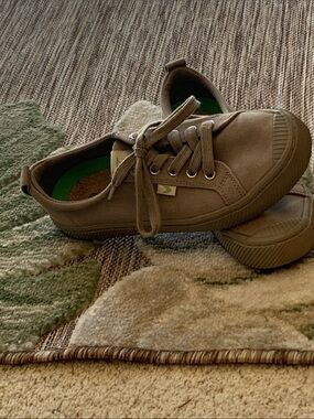 Cariuma Casual Canvas Sneakers in Taupe with cork insoles